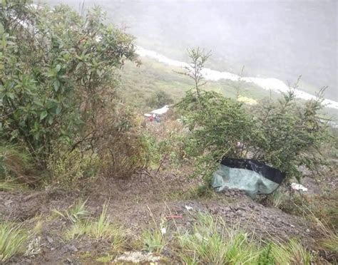 Tragedia En Puno Ocho Personas Mueren Al Caer Miniván A Un Abismo En