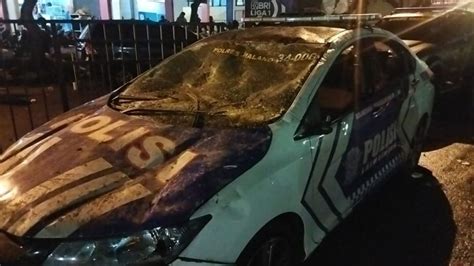 Dua Polisi Tewas 10 Kendaraan Polisi Rusak Saat Kerusuhan Di Stadion