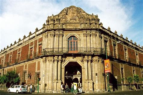 El Antiguo Palacio De La Escuela De Medicina Tuvo Una Asociación Con La