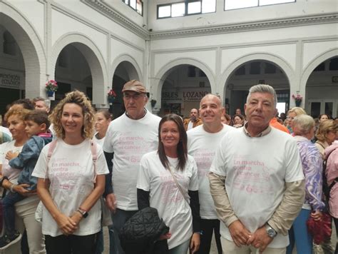 La marcha rosa desafía al cáncer de mama y a la lluvia en Tarifa