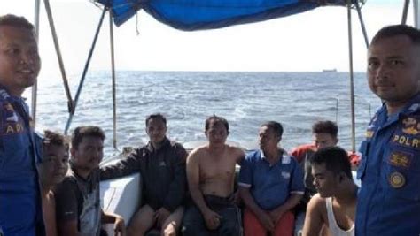 Kapal Tongkang Terbalik Di Pedalaman Sungai Barito 1 ABK Hilang