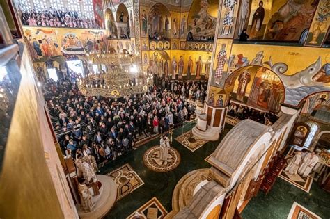 Foto Mitropolit Joanikije Slu Io Vaskr Nju Liturgiju U Hramu Hristovog