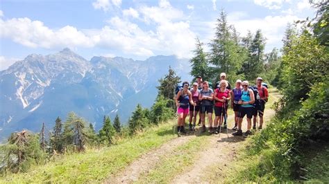 Bergwanderer auf dem Stubaier Höhenweg Sektion Passau