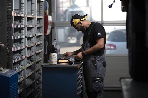 Automobilmechatroniker In Nutzfahrzeuge Efz Planzer Lehrstellen