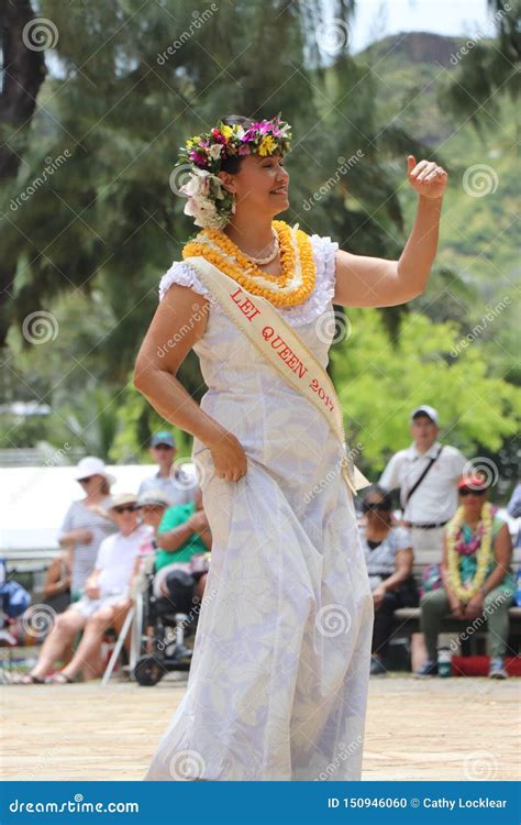 Honolulu Hawaii 5 2 2018 Senior Hawaiian Woman Performing