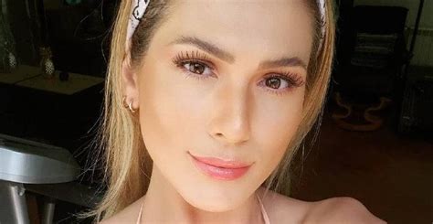 Lívia Andrade aproveita a quarentena para tomar um sol e arranca