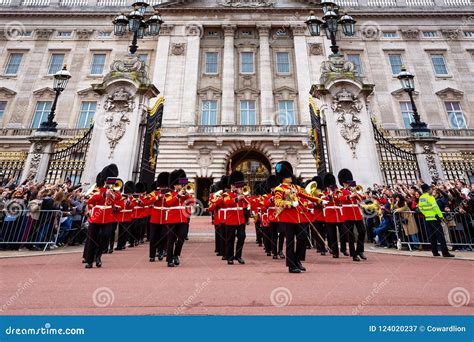 El Cambio Del Guardia En El Buckingham Palace Fotograf A Editorial