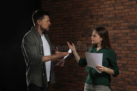 Atores Profissionais Lendo Seus Scripts Durante O Ensaio No Teatro Foto