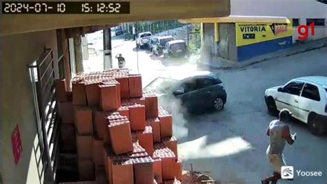 VÍDEO homem escapa por pouco de carro desgovernado em Manhuaçu Vales