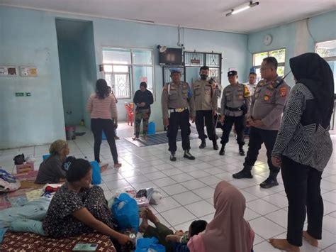 Ringankan Beban Warga Kapolsek Kesambi Ciko Berikan Bansos Korban