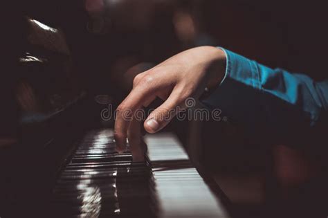 Uma M O Masculina No Piano A Palma Encontra Se Nas Chaves E Joga Se O