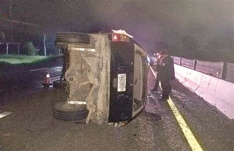 Abandonan Camioneta Volcada Peri Dico El Orbe