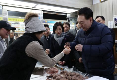 시장서 `어묵·떡` 먹방 尹대통령점심 메뉴는 `부대찌개` 매일신문