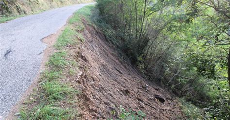 Ard Che Intemp Ries Des Dizaines De Tonnes De Terre Seffondrent Au