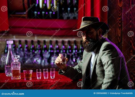 Le Barbu Sman Gay Boit Du Whisky Cher Photo Stock Image Du Tony Boisson