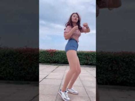 Clip sex Lộ clip sex em Trang xinh VLXX