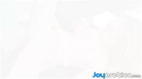 Natural Tits Babe Mona Blue Enjoys Intense Pussy Licking