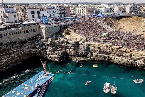 Polignano A Mare Tuffi Da Brividi Dalla Scogliera Mila Spettatori