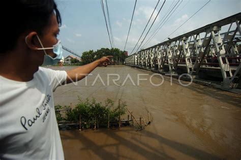 Debit Air Sungai Pemali Meningkat Antara Foto