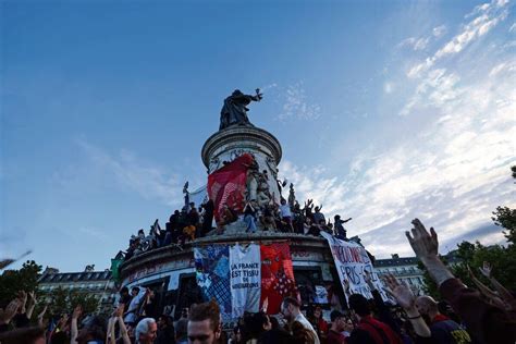 Sin Abrazos En Francia Recibieron El Año De Forma Particular Canal 1