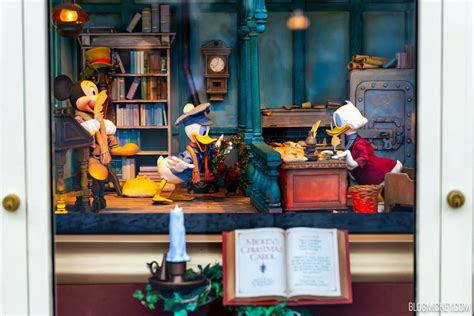 ‘mickeys Christmas Carol Window Display Returns To Main Street Usa