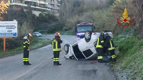 Macerata Auto Si Ribalta Lungo Via Valenti Il Conducente Ne Esce