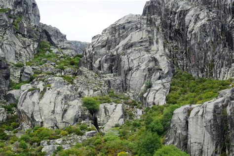 Paisaje Con Acantilados Rocosos Cubiertos De Arbustos Verdes Foto De