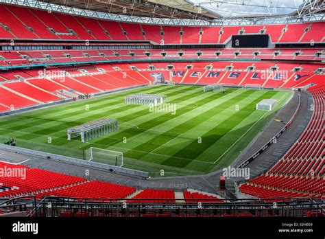 Wembley Stadium Pitch Hi Res Stock Photography And Images Alamy