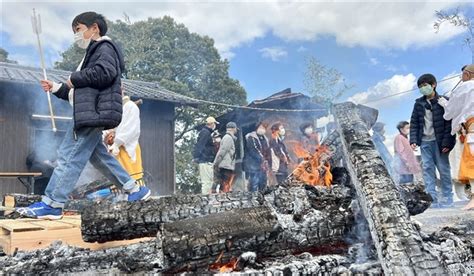 靴を履いたまま灰の上に置かれた板の上を歩く小学生 無病息災願い火渡り修行 鞍手町の中山不動尊 写真画像 1 1 西日本新聞me