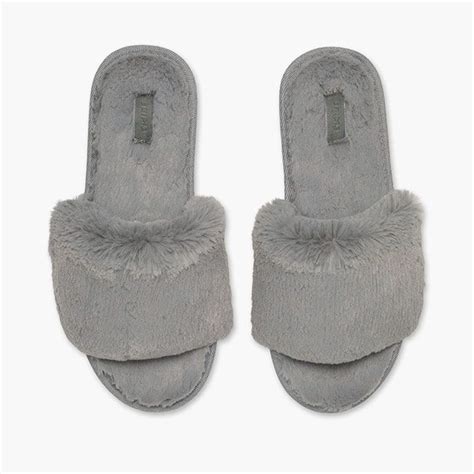 Kim Kardashians Fluffy Skims Slippers Are Perfect For Your Lockdown