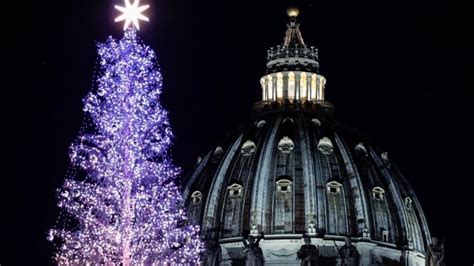 Inaugurado en la Plaza de San Pedro el pesebre y el árbol de Navidad