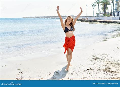 Excl Jovencita Cuacasiana Sonriendo Feliz Usando Bikini Con Las Manos Levantadas En La Playa