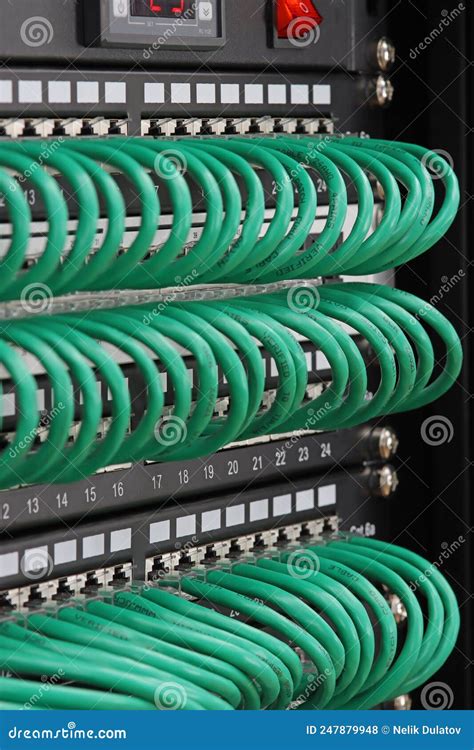 Connecting Patch Cords To Ethernet Switches In A Rack For Data Centers