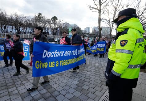 Seoul Gives Young Doctors 4 Days To End Walkouts Threatening Suspended