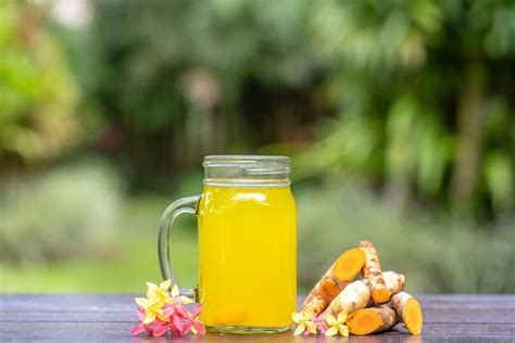 Turmeric Water Benefits पानी में हल्दी डालकर पीने से मिलेगा कमाल का