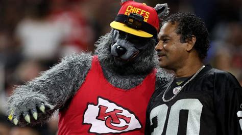 Chiefs Kingdom Ruthlessly Trolls Raider Nation in Week 5