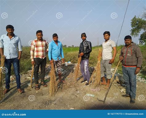 Jóvenes Indios Que Contribuyen En La Misión Swacha Bharat Foto De Archivo Editorial Imagen