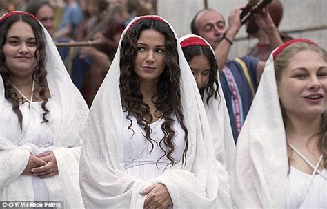 Michelle Keegan S First Ever Sex Scene In Plebs Debut Wins Rave Reviews Daily Mail Online