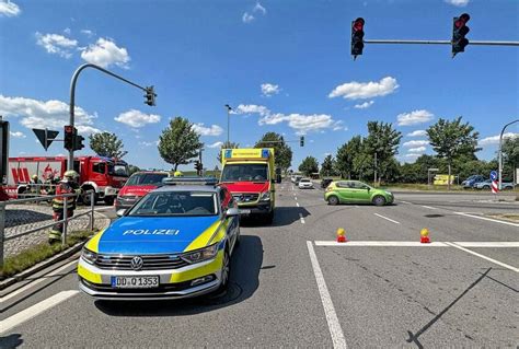 Vollsperrung auf Bundesstraße im Erzgebirge PKW durchbricht Geländer