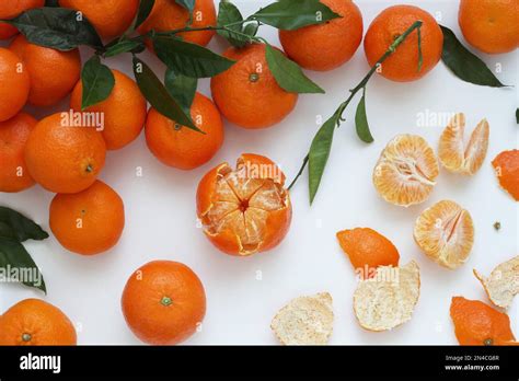 Mandarina Y Clementina C Tricos Con Hojas Sobre Fondo Blanco Arreglado