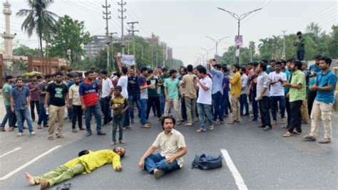 কোটা পুনর্বহালের প্রতিবাদে জাবি শিক্ষার্থীদের মহাসড়ক অবরোধ