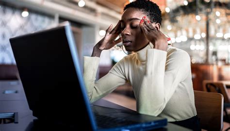 Exaustão mental dá sinais emocionais físicos e relacionados à