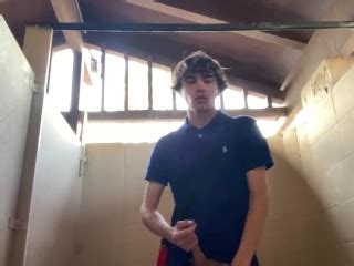 ゲイの 代のモデルが公共のビーチのトイレの中で自慰行為をする ほとんど捕まった Pornhub Gay