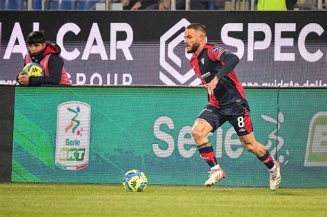 Cagliari Si Ferma Nandez Fastidio Al Ginocchio Per Luruguaiano