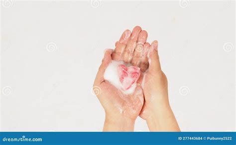 Lavado De Manos Con Espuma Y Jabón Rosa Sobre Fondo Blanco Toma De