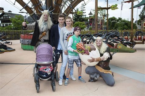 Nina Bott Ausflug Mit Der Gesamten Familie In Den Heidepark Soltau