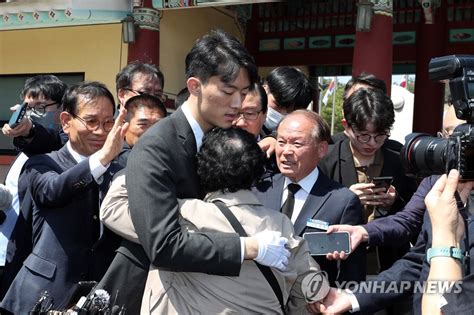 무릎 꿇은 전두환 손자 할아버지가 5·18 학살 주범종합 연합뉴스