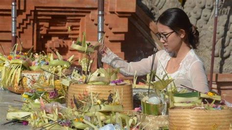 Umat Hindu Di Bali Rayakan Hari Raya Saraswati Peringatan Turunnya