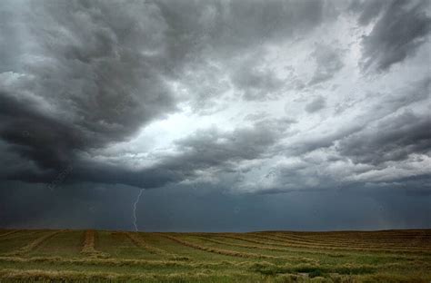 Storm Clouds And Lightning In Saskatchewan Storm Clouds Weather Dark