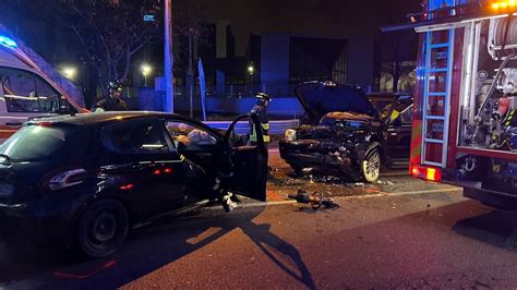 Incidente A Cinisello Terribile Frontale Tra Due Auto Ferito Un